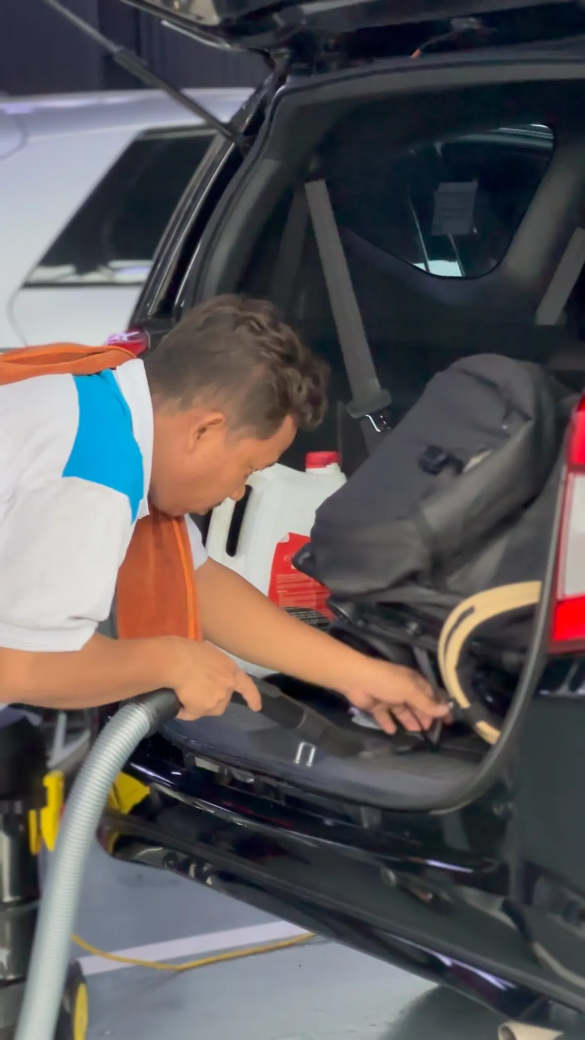 Car Wash Mobil di bengkel Bosch Car Service